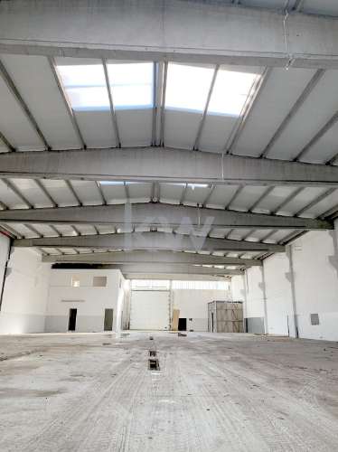 Arrenda-se armazém com 2.000 m2 na zona industrial da Maia.