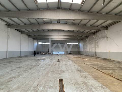 Arrenda-se armazém com 2.000 m2 na zona industrial da Maia.