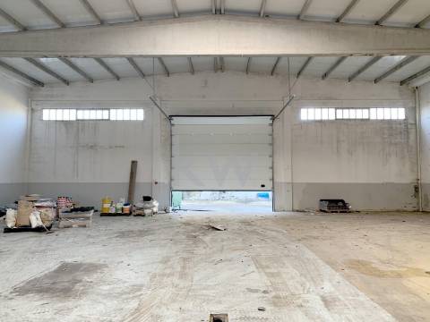 Arrenda-se armazém com 2.000 m2 na zona industrial da Maia.