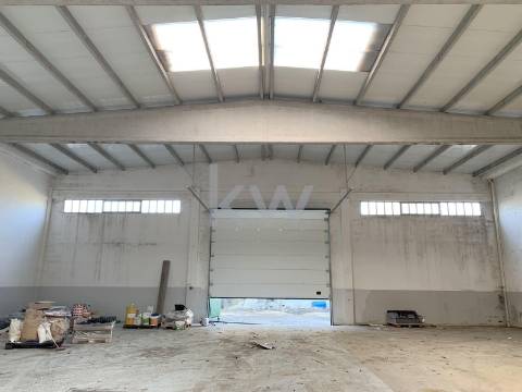 Arrenda-se armazém com 2.000 m2 na zona industrial da Maia.