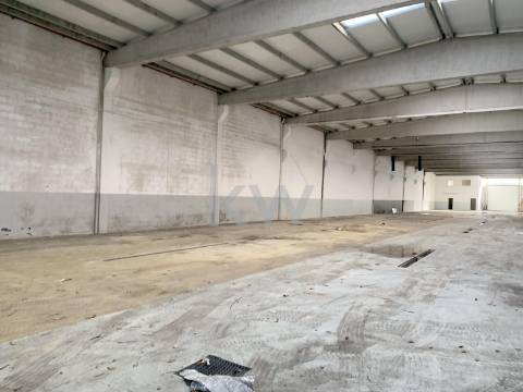 Arrenda-se armazém com 2.000 m2 na zona industrial da Maia.