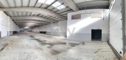 Arrenda-se armazém com 2.000 m2 na zona industrial da Maia.