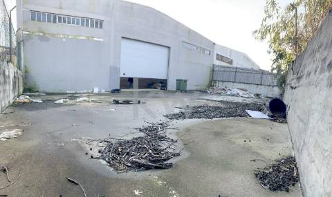 Arrenda-se armazém com 2.000 m2 na zona industrial da Maia.
