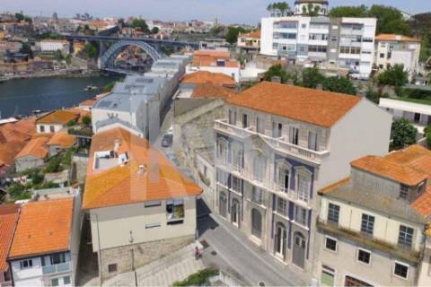 Loft com mezanine e varanda em Vila Nova de Gaia próximo à Ponte D. Luís e Jardim do Morro