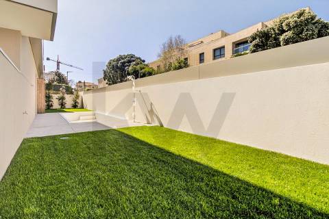 Apartamento T4 em construção na Avenida da Boavista junto ao Castelo do Queijo e Parque da Cidade