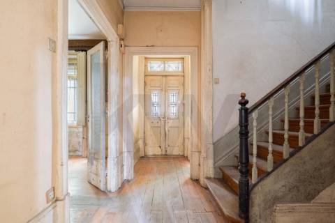 Moradia para reabilitar com localização de excelência - Antas, Porto