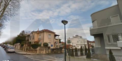 Moradia para reabilitar com localização de excelência - Antas, Porto