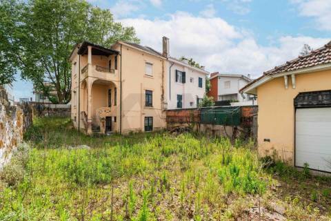 Moradia para reabilitar com localização de excelência - Antas, Porto