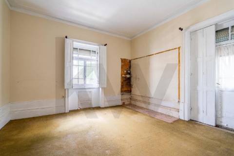 Moradia para reabilitar com localização de excelência - Antas, Porto