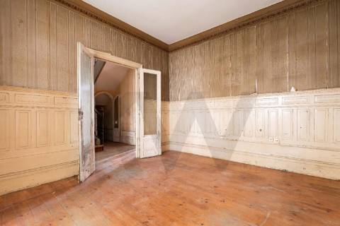 Moradia para reabilitar com localização de excelência - Antas, Porto