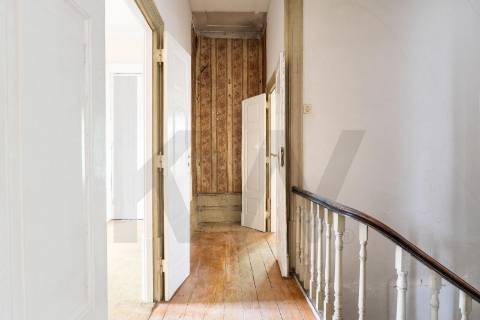 Moradia para reabilitar com localização de excelência - Antas, Porto