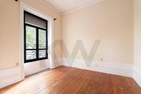 Moradia para reabilitar com localização de excelência - Antas, Porto