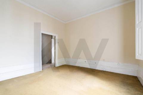 Moradia para reabilitar com localização de excelência - Antas, Porto