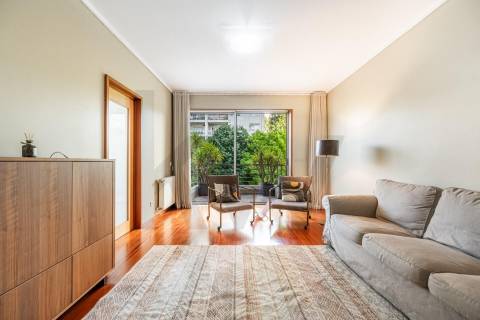 T2 no edifício Navegador  (Aviz) com varanda e garagem