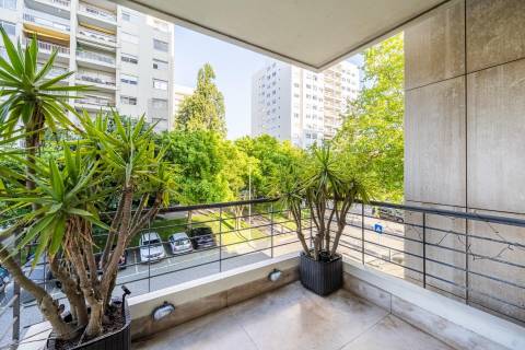 T2 no edifício Navegador  (Aviz) com varanda e garagem