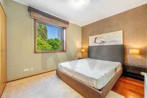 T2 no edifício Navegador  (Aviz) com varanda e garagem