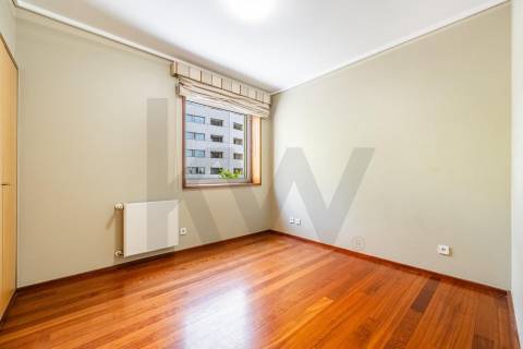 T2 no edifício Navegador  (Aviz) com varanda e garagem