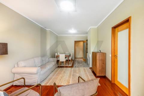 T2 no edifício Navegador  (Aviz) com varanda e garagem