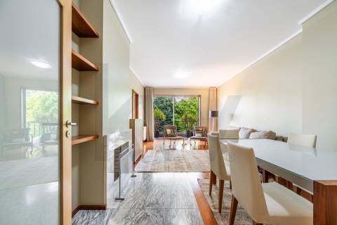 T2 no edifício Navegador  (Aviz) com varanda e garagem