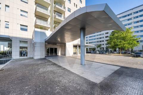 T2 no edifício Navegador  (Aviz) com varanda e garagem