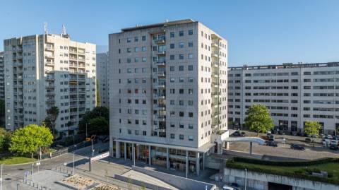 T2 no edifício Navegador  (Aviz) com varanda e garagem