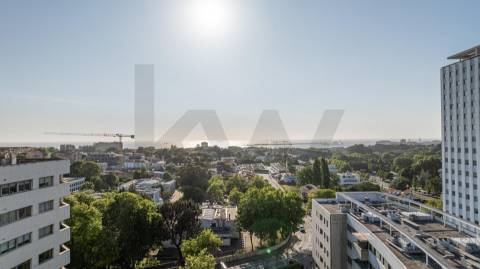 T2 no edifício Navegador  (Aviz) com varanda e garagem