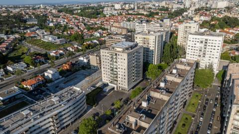 T2 no edifício Navegador  (Aviz) com varanda e garagem