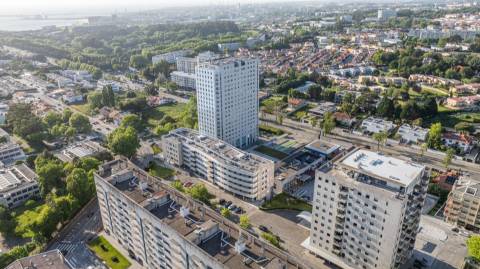 T2 no edifício Navegador  (Aviz) com varanda e garagem