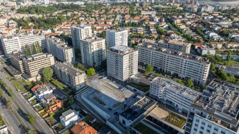 T2 no edifício Navegador  (Aviz) com varanda e garagem