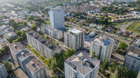 T2 no edifício Navegador  (Aviz) com varanda e garagem