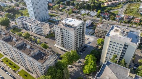 T2 no edifício Navegador  (Aviz) com varanda e garagem