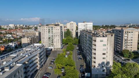 T2 no edifício Navegador  (Aviz) com varanda e garagem