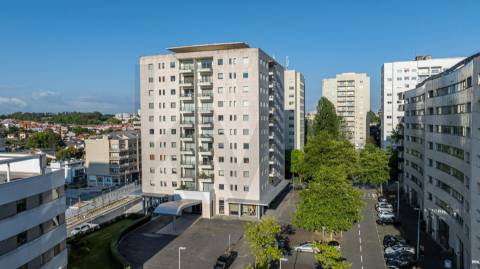 T2 no edifício Navegador  (Aviz) com varanda e garagem