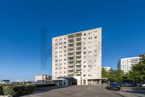 T2 no edifício Navegador  (Aviz) com varanda e garagem