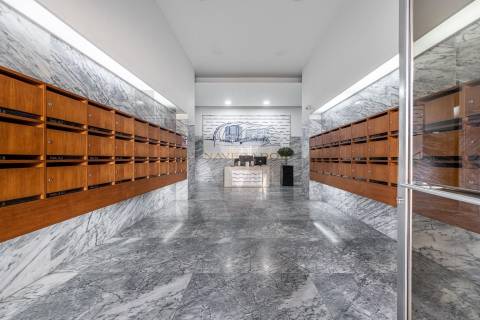 T2 no edifício Navegador  (Aviz) com varanda e garagem