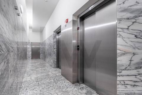 T2 no edifício Navegador  (Aviz) com varanda e garagem