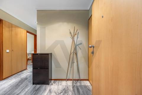 T2 no edifício Navegador  (Aviz) com varanda e garagem