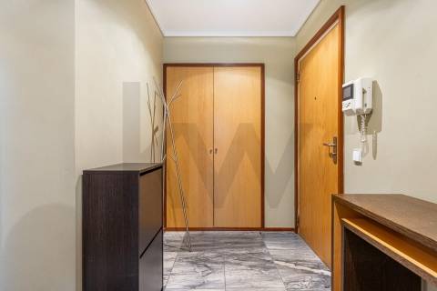 T2 no edifício Navegador  (Aviz) com varanda e garagem