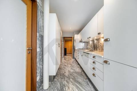 T2 no edifício Navegador  (Aviz) com varanda e garagem