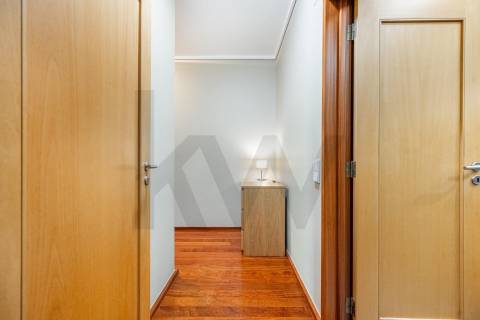 T2 no edifício Navegador  (Aviz) com varanda e garagem