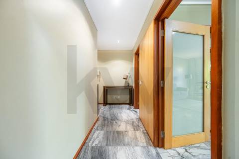 T2 no edifício Navegador  (Aviz) com varanda e garagem