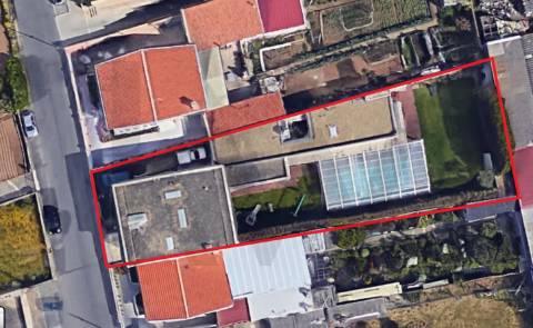 Moradia T5 de luxo c/piscina e jardim discreto, com linhas modernas, num terreno com quase 1.000m2  