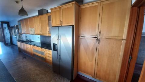 Moradia T5 de luxo c/piscina e jardim discreto, com linhas modernas, num terreno com quase 1.000m2  