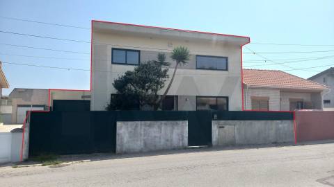 Moradia T5 de luxo c/piscina e jardim discreto, com linhas modernas, num terreno com quase 1.000m2  