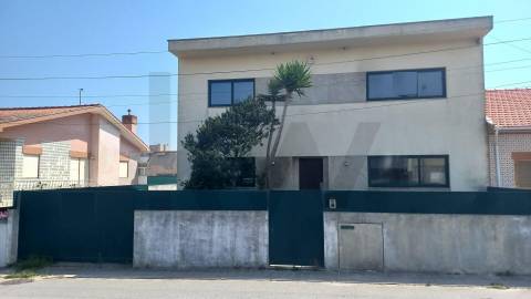 Moradia T5 de luxo c/piscina e jardim discreto, com linhas modernas, num terreno com quase 1.000m2  