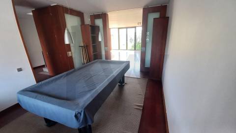 Moradia T5 de luxo c/piscina e jardim discreto, com linhas modernas, num terreno com quase 1.000m2  