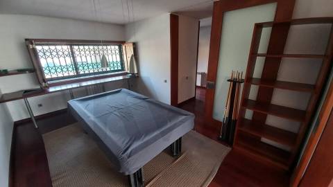 Moradia T5 de luxo c/piscina e jardim discreto, com linhas modernas, num terreno com quase 1.000m2  