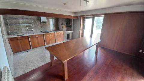 Moradia T5 de luxo c/piscina e jardim discreto, com linhas modernas, num terreno com quase 1.000m2  