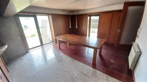 Moradia T5 de luxo c/piscina e jardim discreto, com linhas modernas, num terreno com quase 1.000m2  