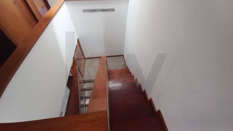 Moradia T5 de luxo c/piscina e jardim discreto, com linhas modernas, num terreno com quase 1.000m2  